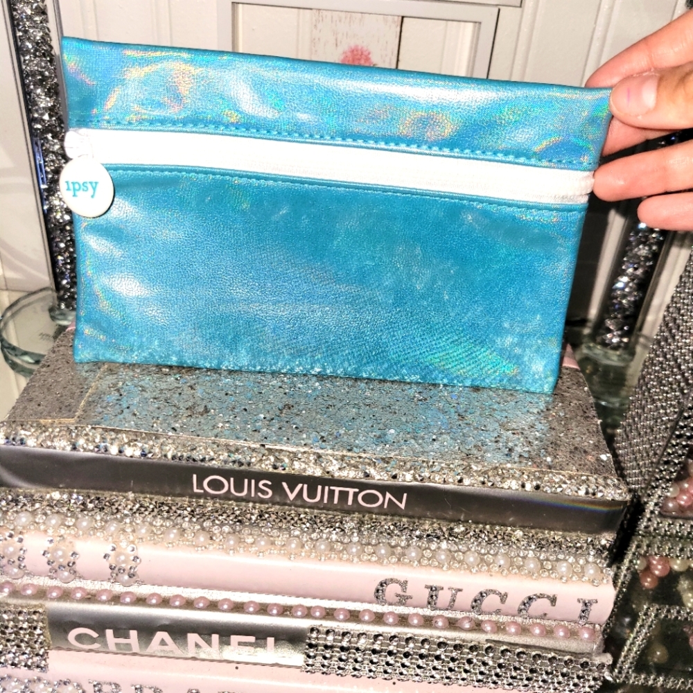 NWOT 🌸 Ipsy cosmetic Bag 👑